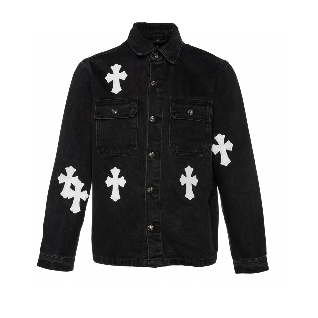 P260 ChromeHearts classic embroidered leather label distressed washed two-color denim jacket 🐂 Hot new release 🐂 High-quality denim fabric The upper body is comfortable and stylish High-quality turning and fine washing The details are clearly identifiable The classic design is iconic 🔥A must-have for daily street use It is very suitable for the current season 👍🏻 The loose fit upper body covers the flesh, simple, comfortable and fun with the trend! 💯 Style number: 1586# Color: black with white label Size: M L
